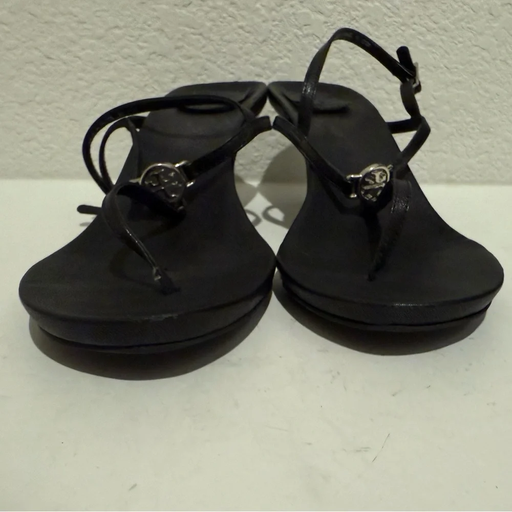 TORY BURCH Emmy Black Leather T-Strap Thong Sandals Kitten Heel Medallion Sz 9.5